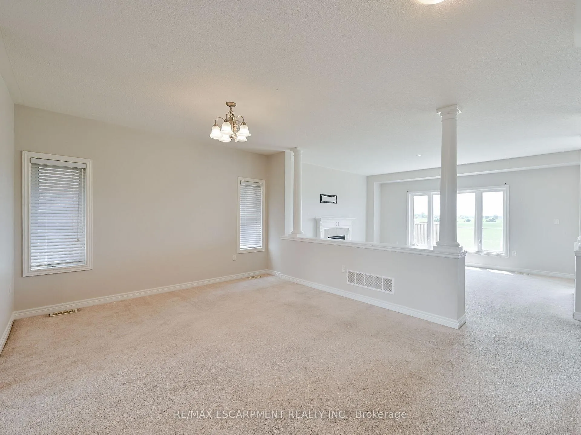 Photo 7 of 56 Dolomiti Court, Hamilton, Rural Glanbrook — HOMEH