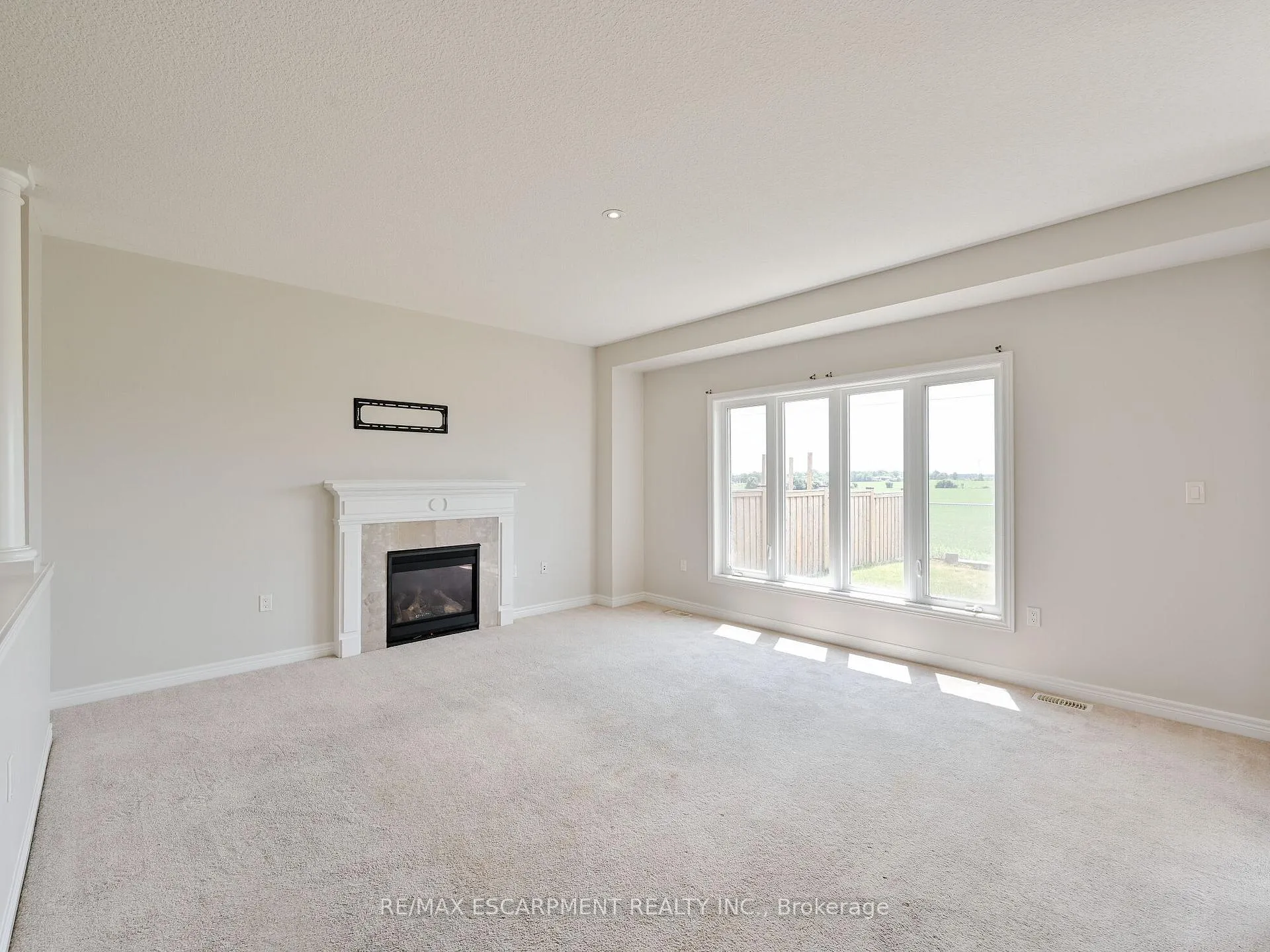 Photo 9 of 56 Dolomiti Court, Hamilton, Rural Glanbrook — HOMEH