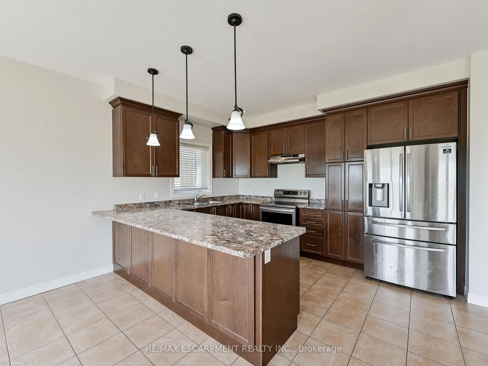 Photo 13 of 56 Dolomiti Court, Hamilton, Rural Glanbrook — HOMEH