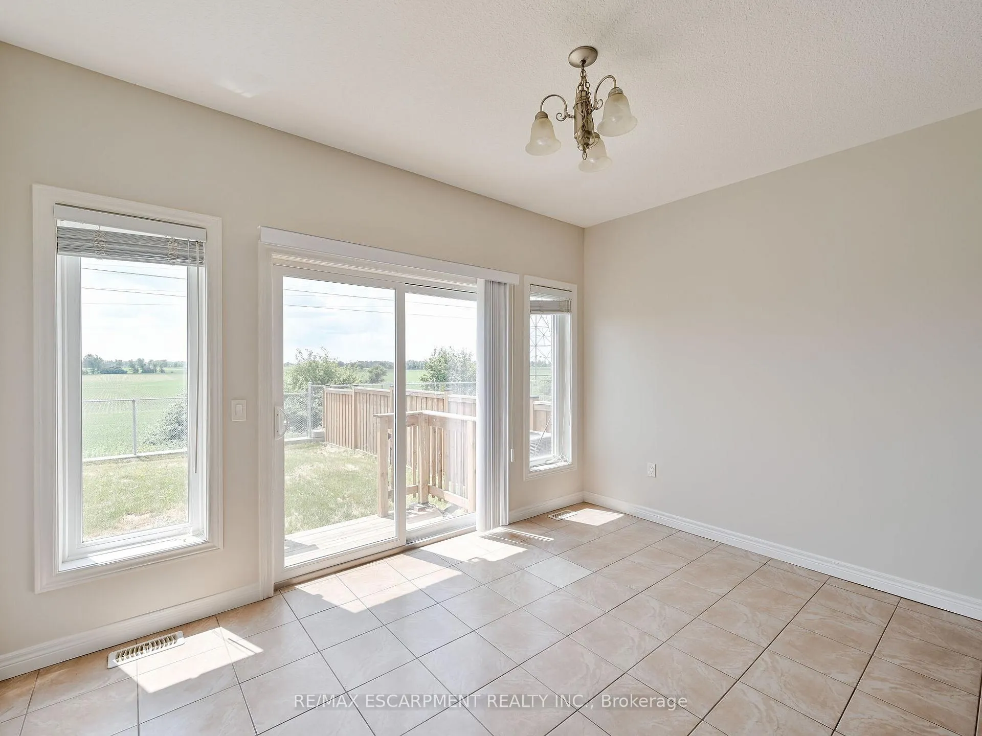 Photo 15 of 56 Dolomiti Court, Hamilton, Rural Glanbrook — HOMEH