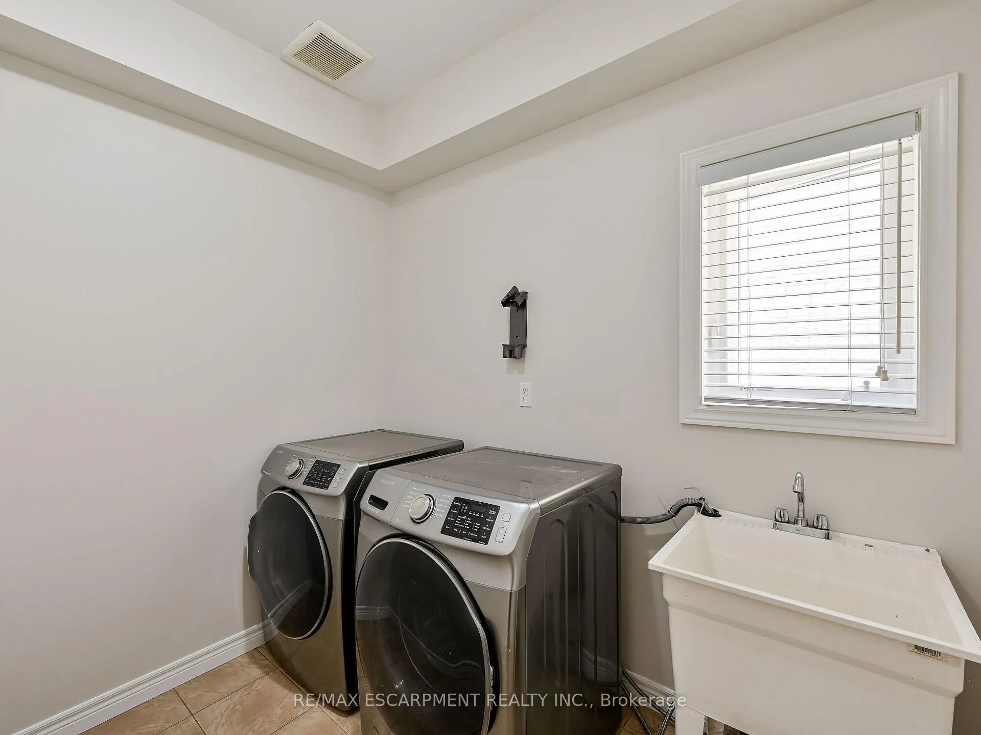 Photo 17 of 56 Dolomiti Court, Hamilton, Rural Glanbrook — HOMEH