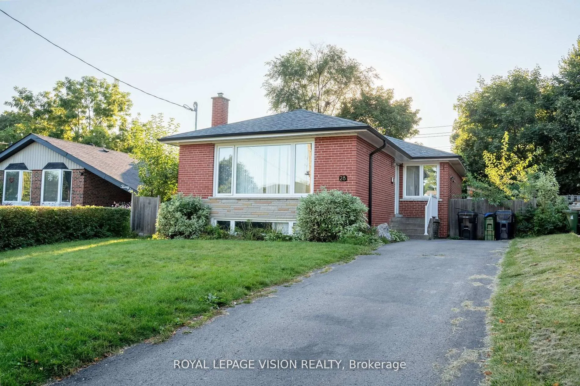 Photo 2 of 28 Jeffton Crescent, Scarborough, Woburn — HOMEH