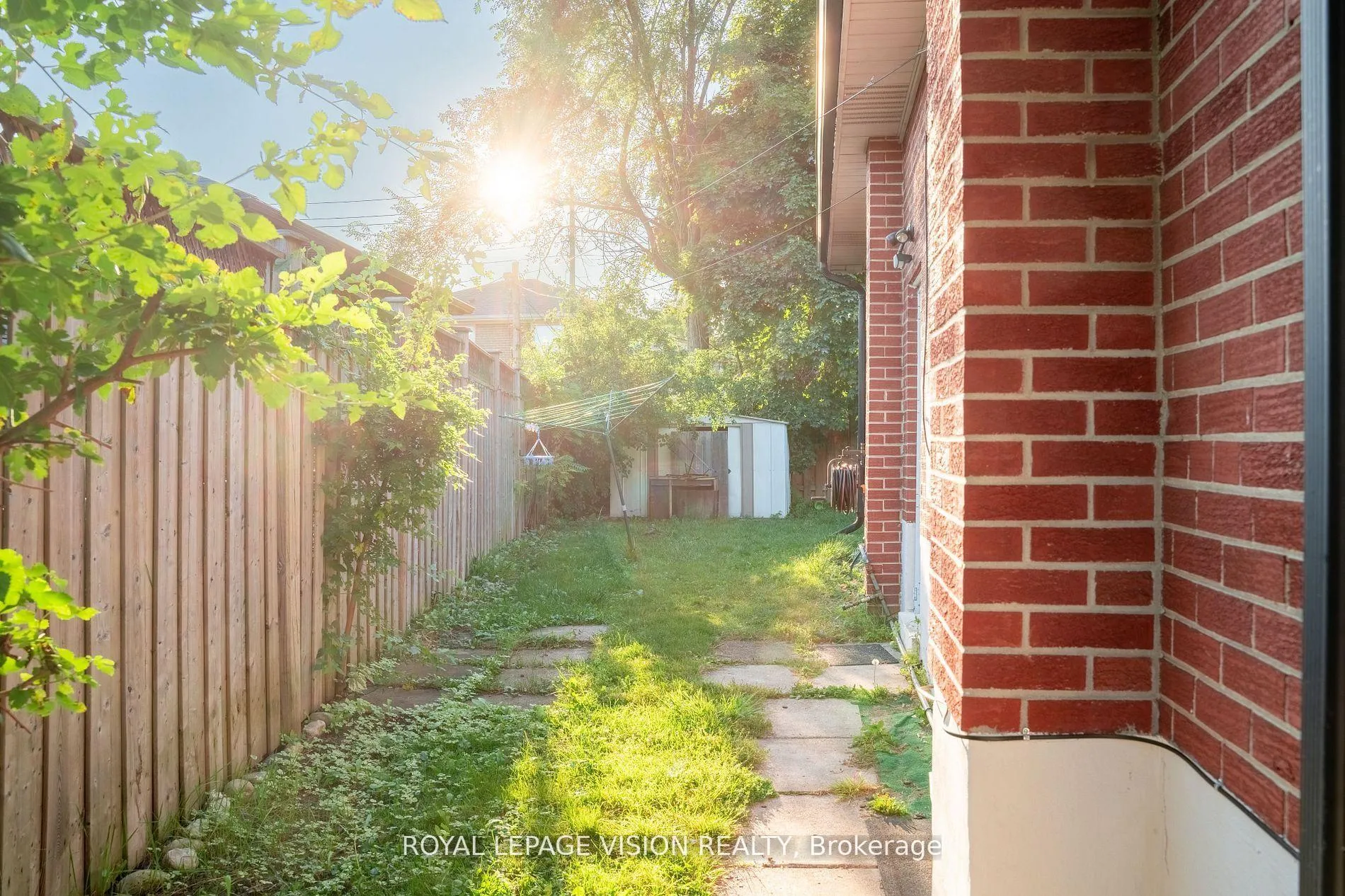 Photo 3 of 28 Jeffton Crescent, Scarborough, Woburn — HOMEH