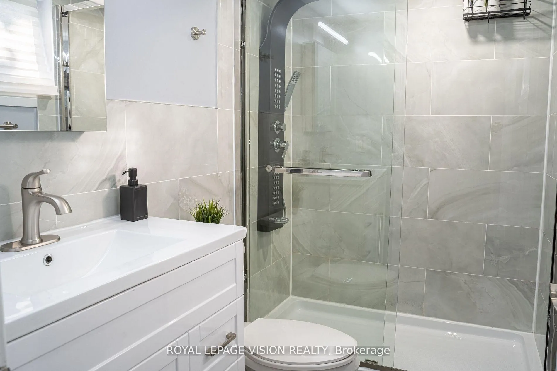 Photo 12 of 28 Jeffton Crescent, Scarborough, Woburn — HOMEH