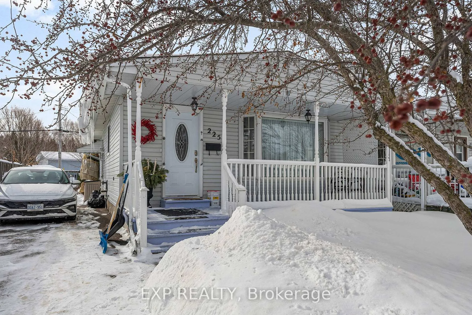 Photo 2 of 225 Airth Boulevard, Renfrew — HOMEH