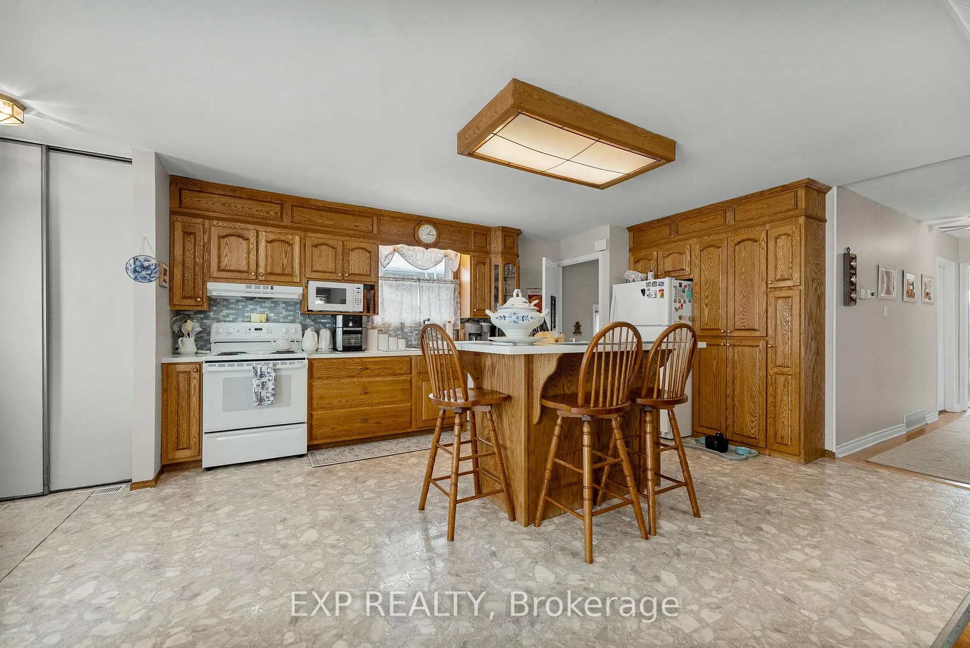 Photo 11 of 225 Airth Boulevard, Renfrew — HOMEH