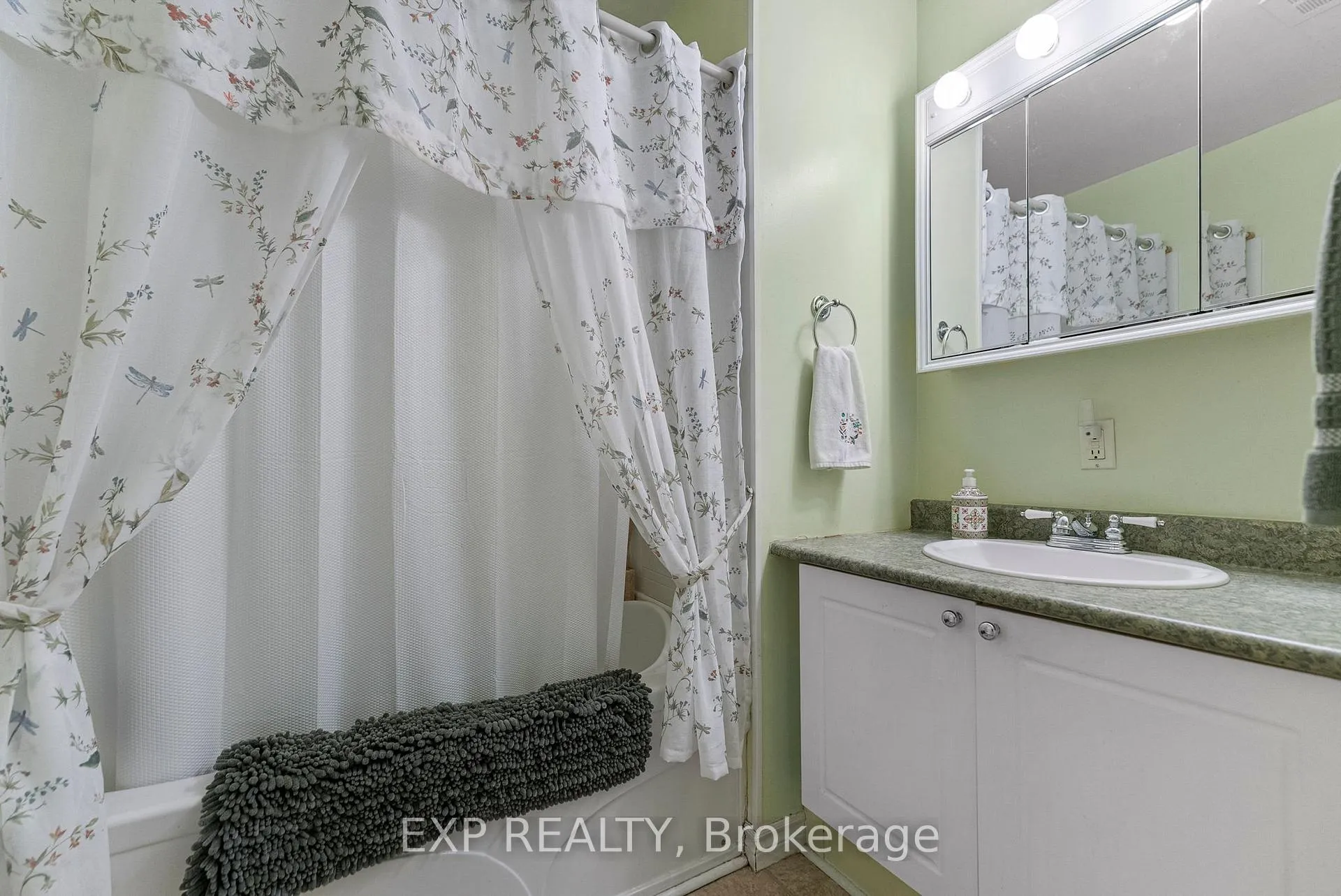 Photo 17 of 225 Airth Boulevard, Renfrew — HOMEH