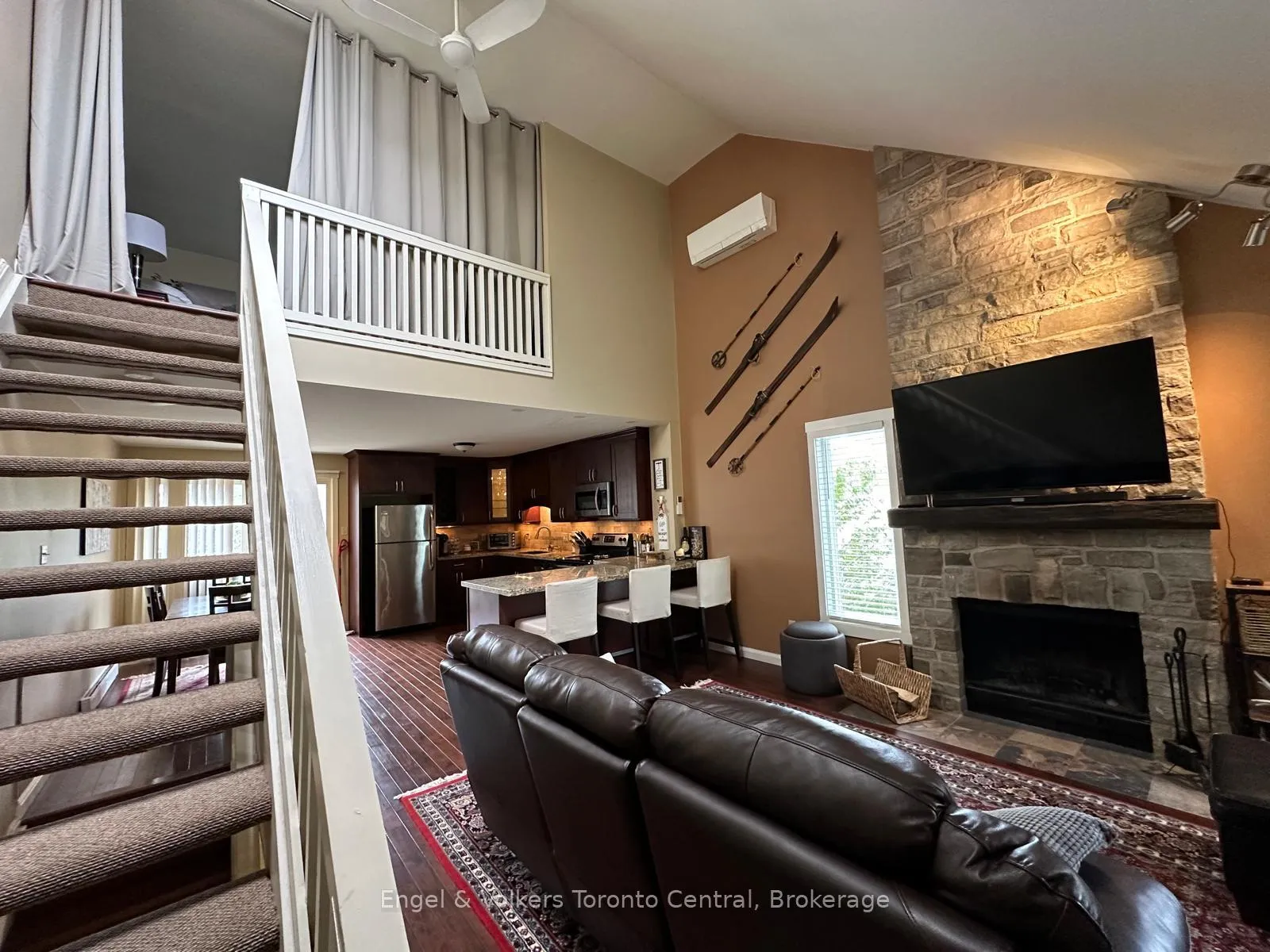 Photo 2 of 200 Escarpment Crescent, Collingwood — HOMEH