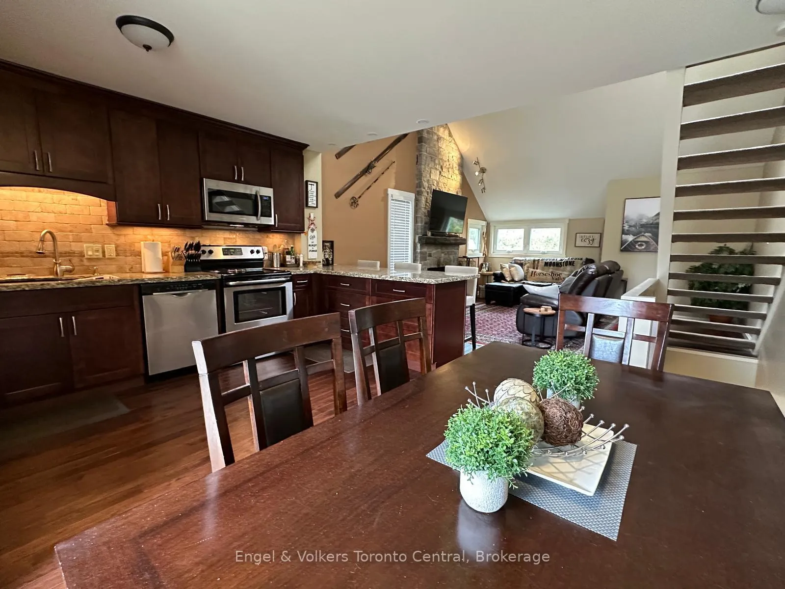 Photo 8 of 200 Escarpment Crescent, Collingwood — HOMEH