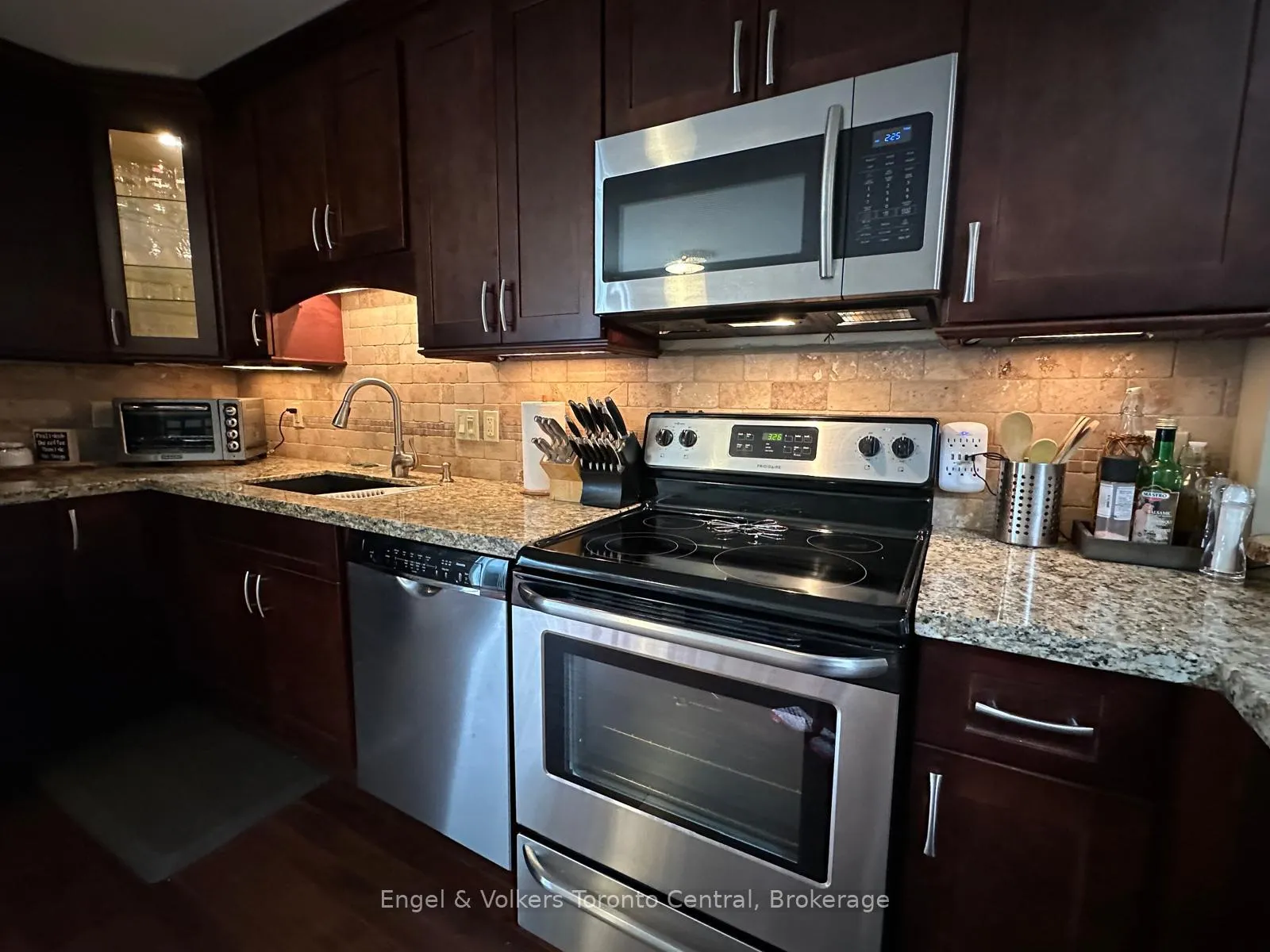 Photo 9 of 200 Escarpment Crescent, Collingwood — HOMEH