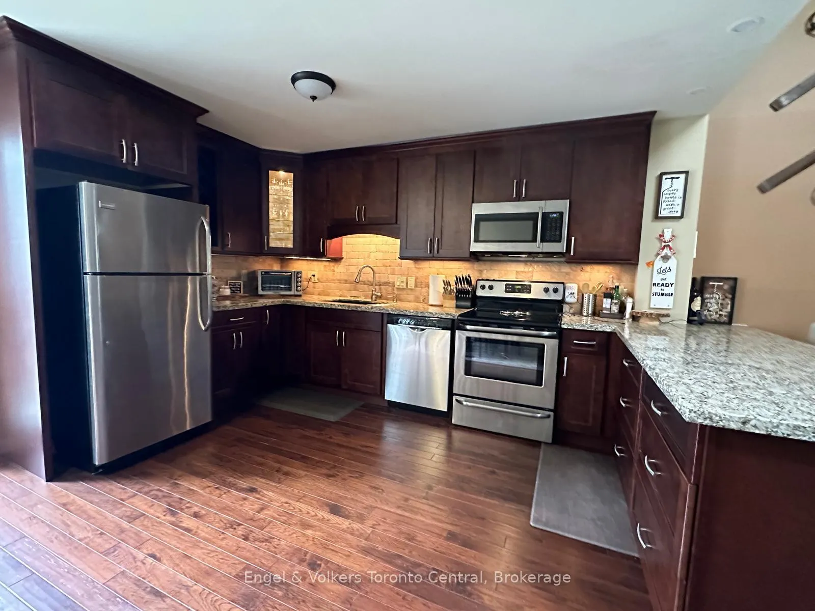 Photo 10 of 200 Escarpment Crescent, Collingwood — HOMEH