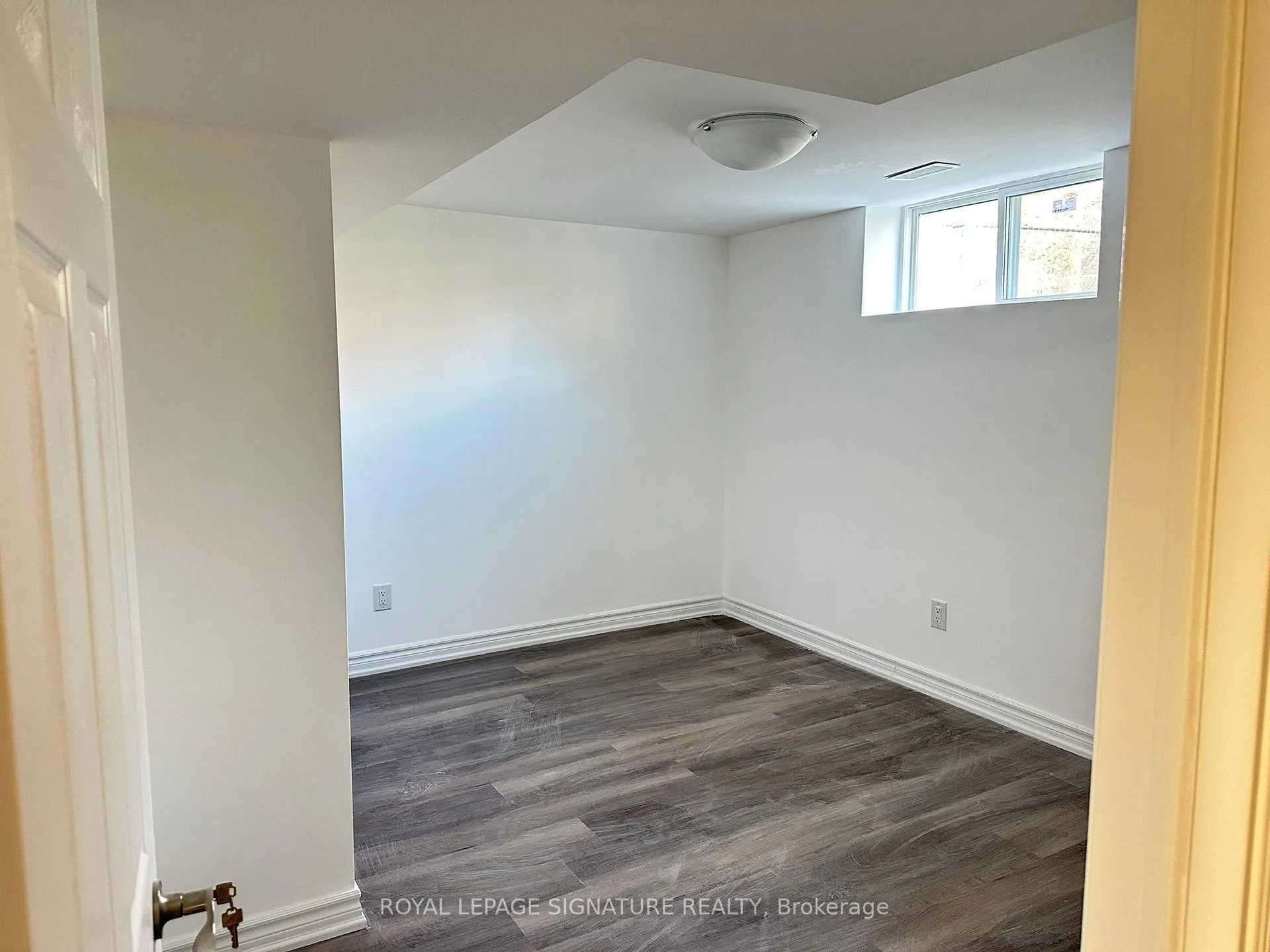 Photo 5 of Unit Lower, 17 Tamarisk Drive, Etobicoke, West Humber-Clairville — HOMEH