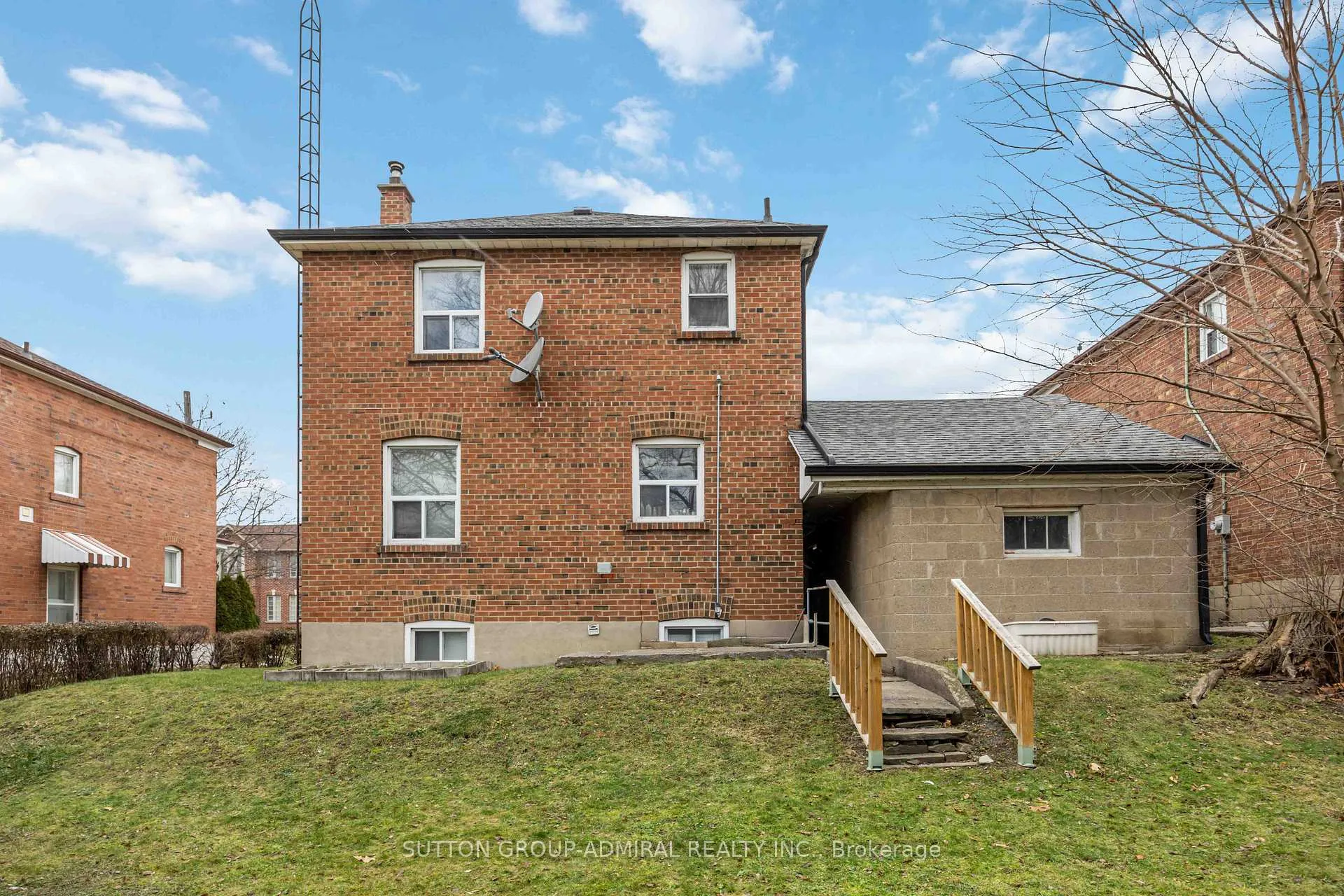 Photo 4 of 31 Dell Park Avenue, Toronto, Englemount-Lawrence — HOMEH