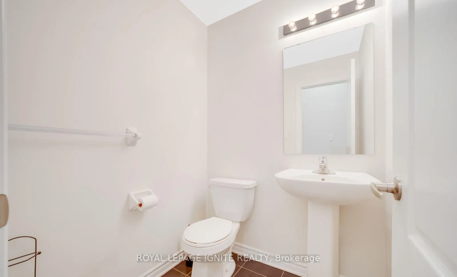 Photo 7 of 35 Jardine Street, Brock, Beaverton — HOMEH