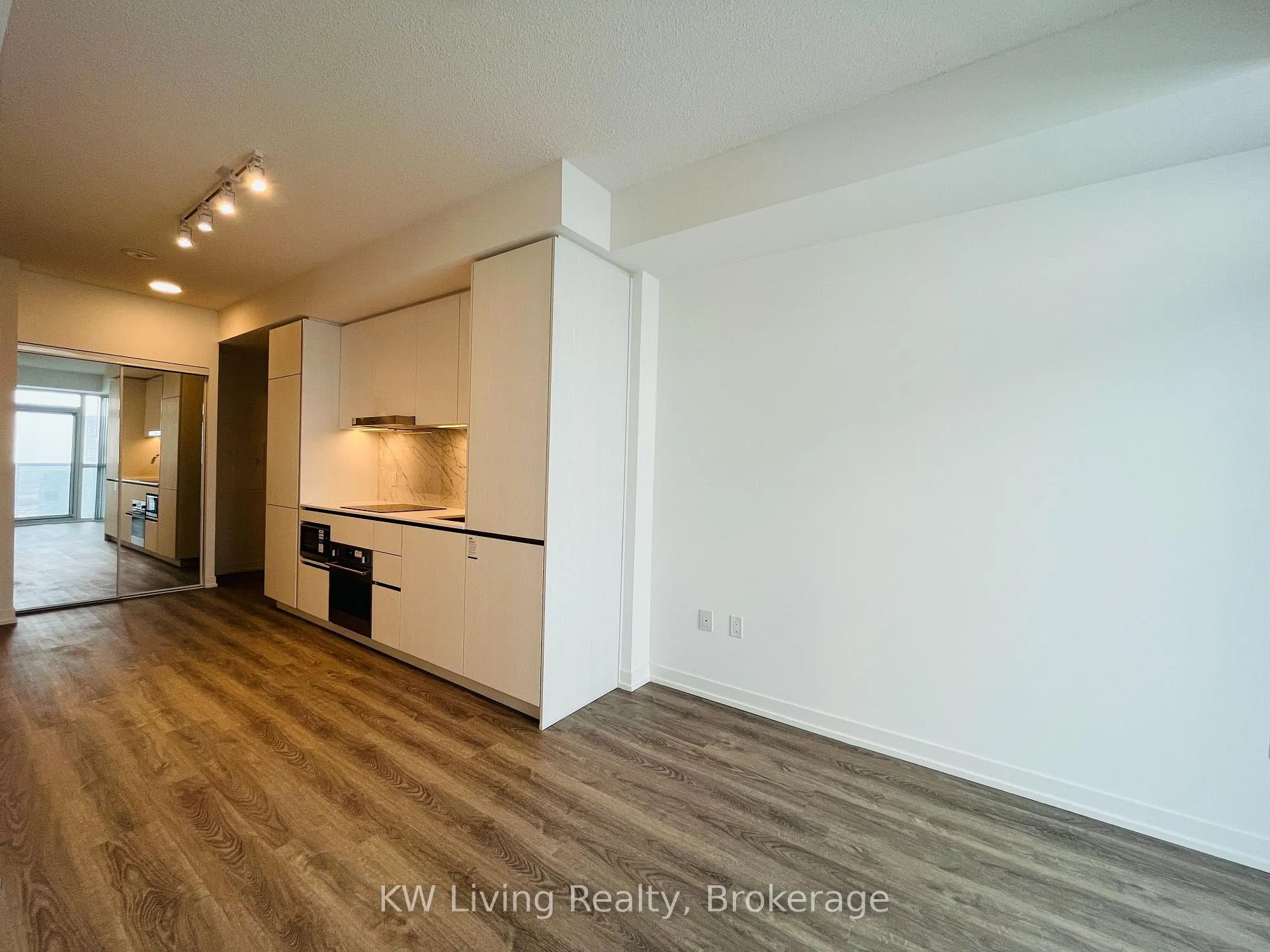 Photo 9 of Unit 5307, 8 Interchange Way, Vaughan, Vaughan Corporate Centre — HOMEH