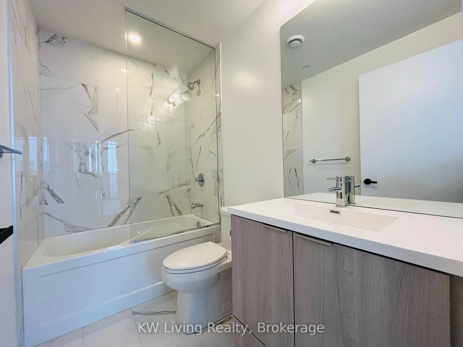 Photo 11 of Unit 5307, 8 Interchange Way, Vaughan, Vaughan Corporate Centre — HOMEH