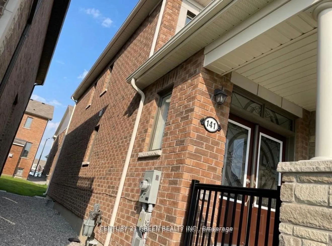 Photo 3 of 141 Barkerville Drive E, Whitby, Rural Whitby — HOMEH