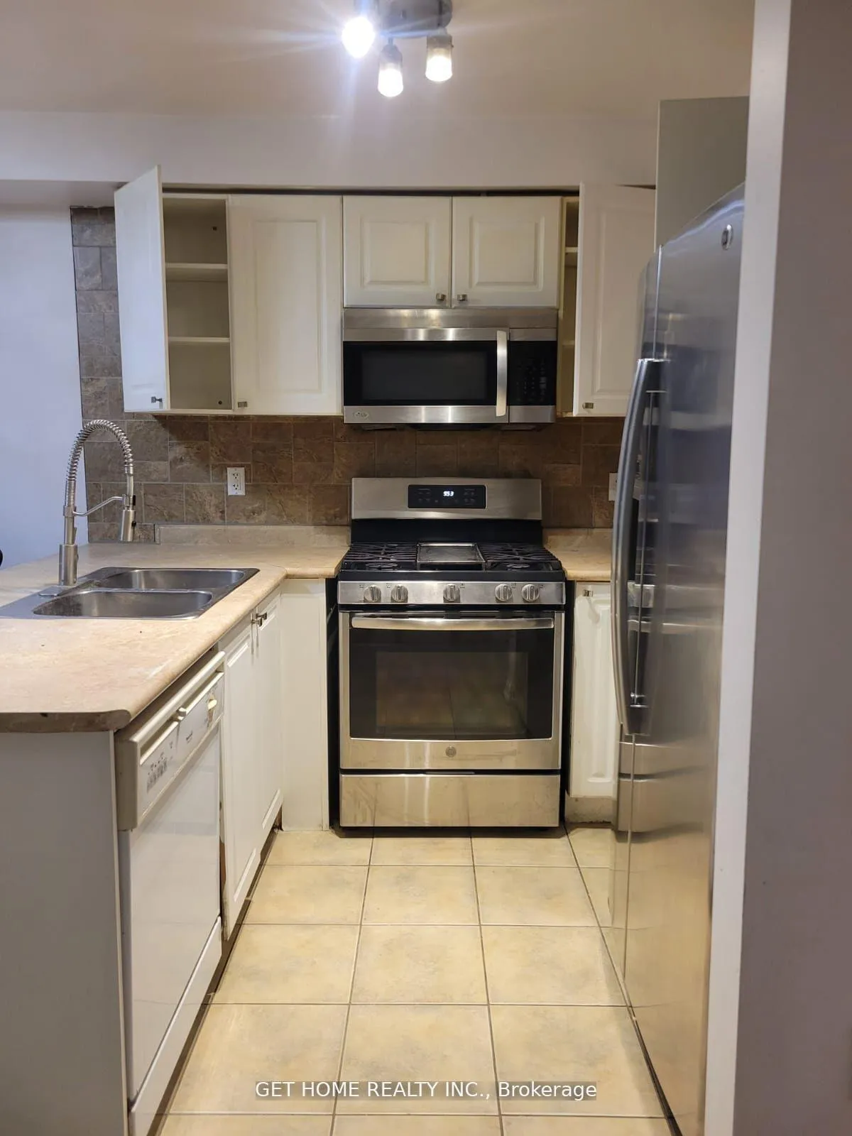 Photo 9 of 1548 Sarasota Crescent, Oshawa, Samac — HOMEH