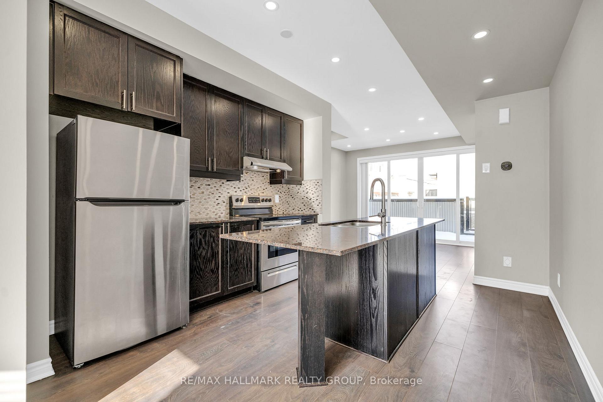 Photo 15 of 805 Mikinak Road, Ottawa, CFB Rockcliffe and Area — HOMEH