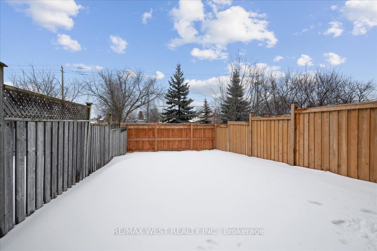 Photo 9 of 100 Candlebrook Drive, Whitby, Pringle Creek — HOMEH