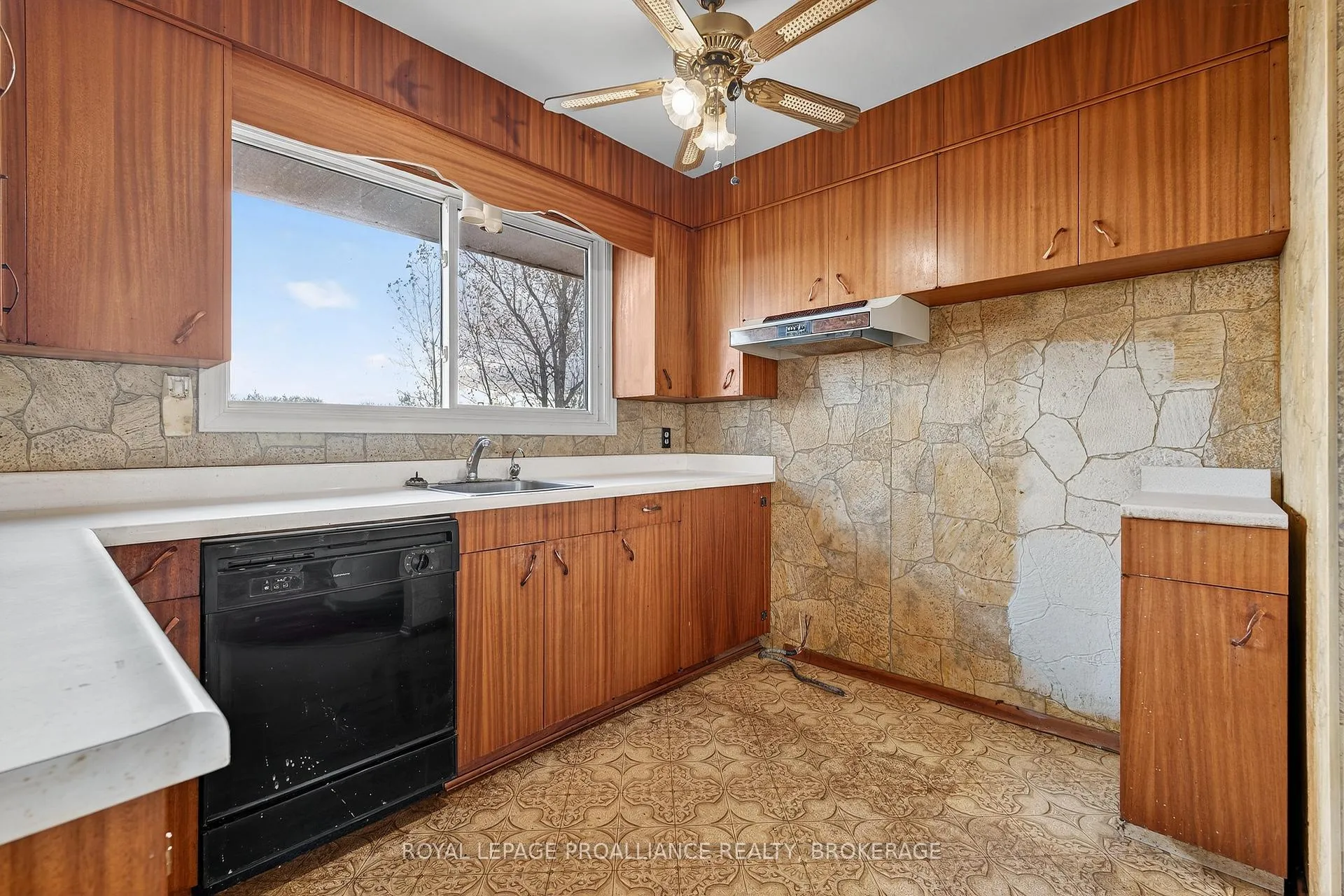Photo 12 of 5000 County Road 2, Loyalist, Lennox and Addington - South — HOMEH