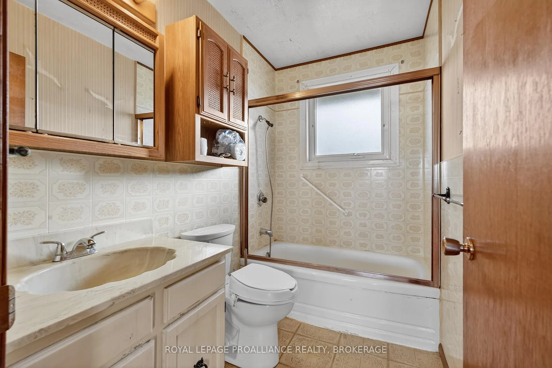 Photo 17 of 5000 County Road 2, Loyalist, Lennox and Addington - South — HOMEH