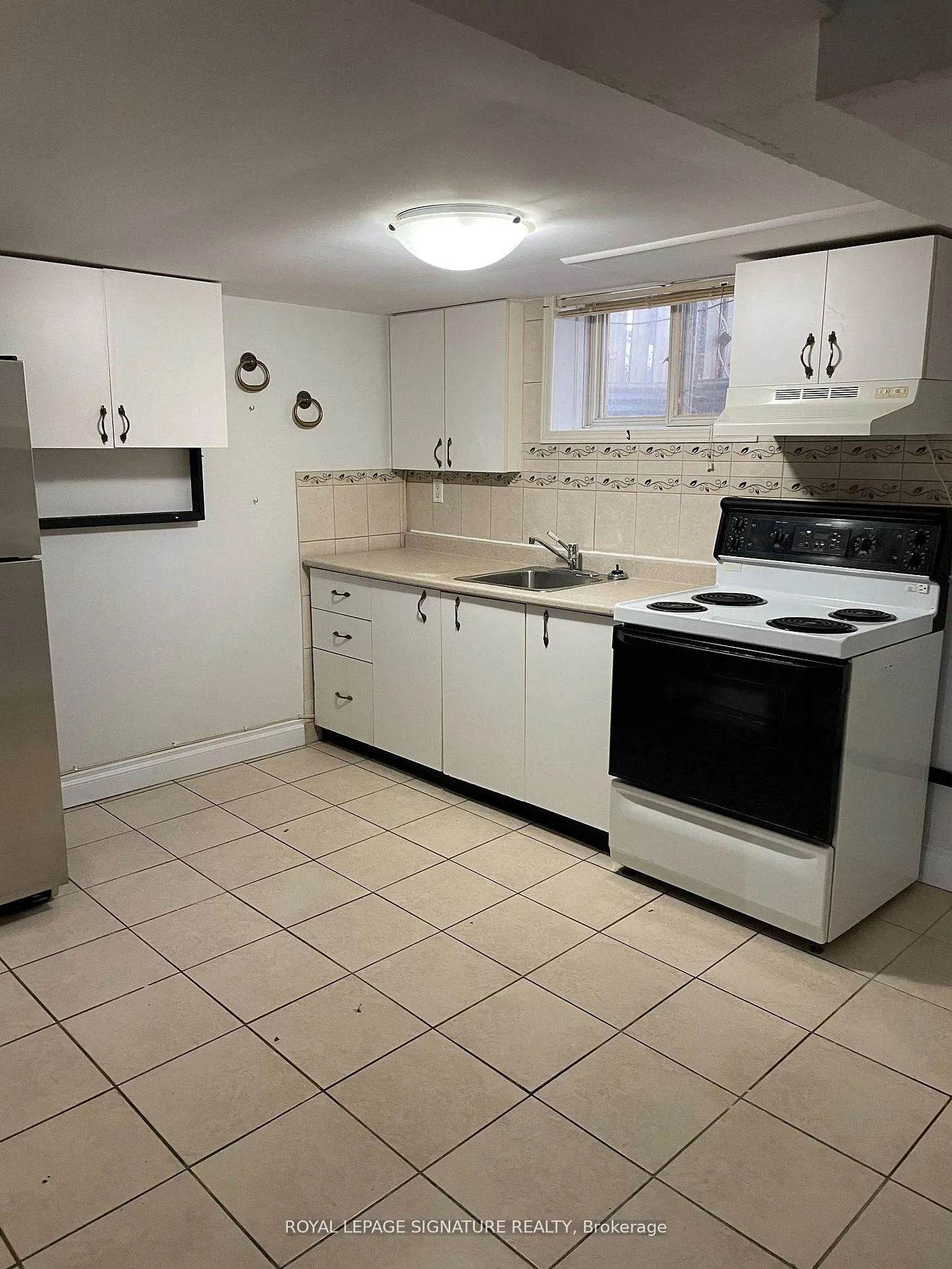 Photo 2 of 8 Thorncroft Crescent, Ajax, South East — HOMEH
