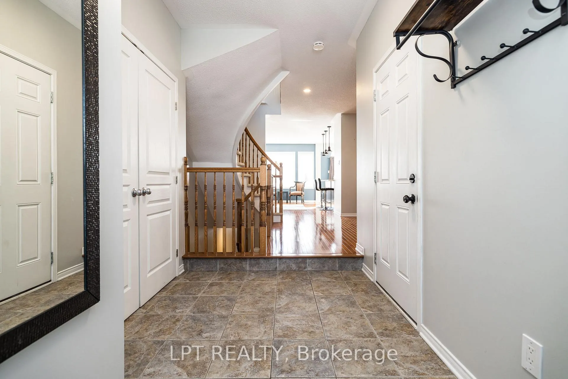 Photo 4 of 521 Pepperville Crescent, Ottawa, Kanata - Emerald Meadows/Trailwest — HOMEH