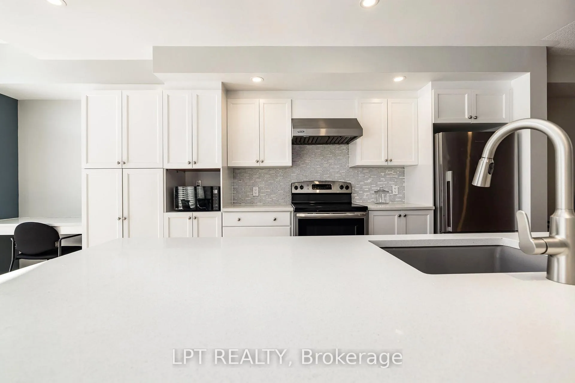 Photo 6 of 521 Pepperville Crescent, Ottawa, Kanata - Emerald Meadows/Trailwest — HOMEH