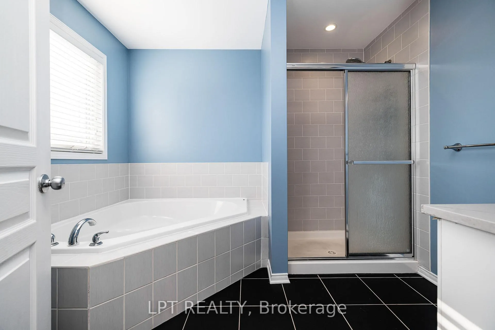 Photo 17 of 521 Pepperville Crescent, Ottawa, Kanata - Emerald Meadows/Trailwest — HOMEH