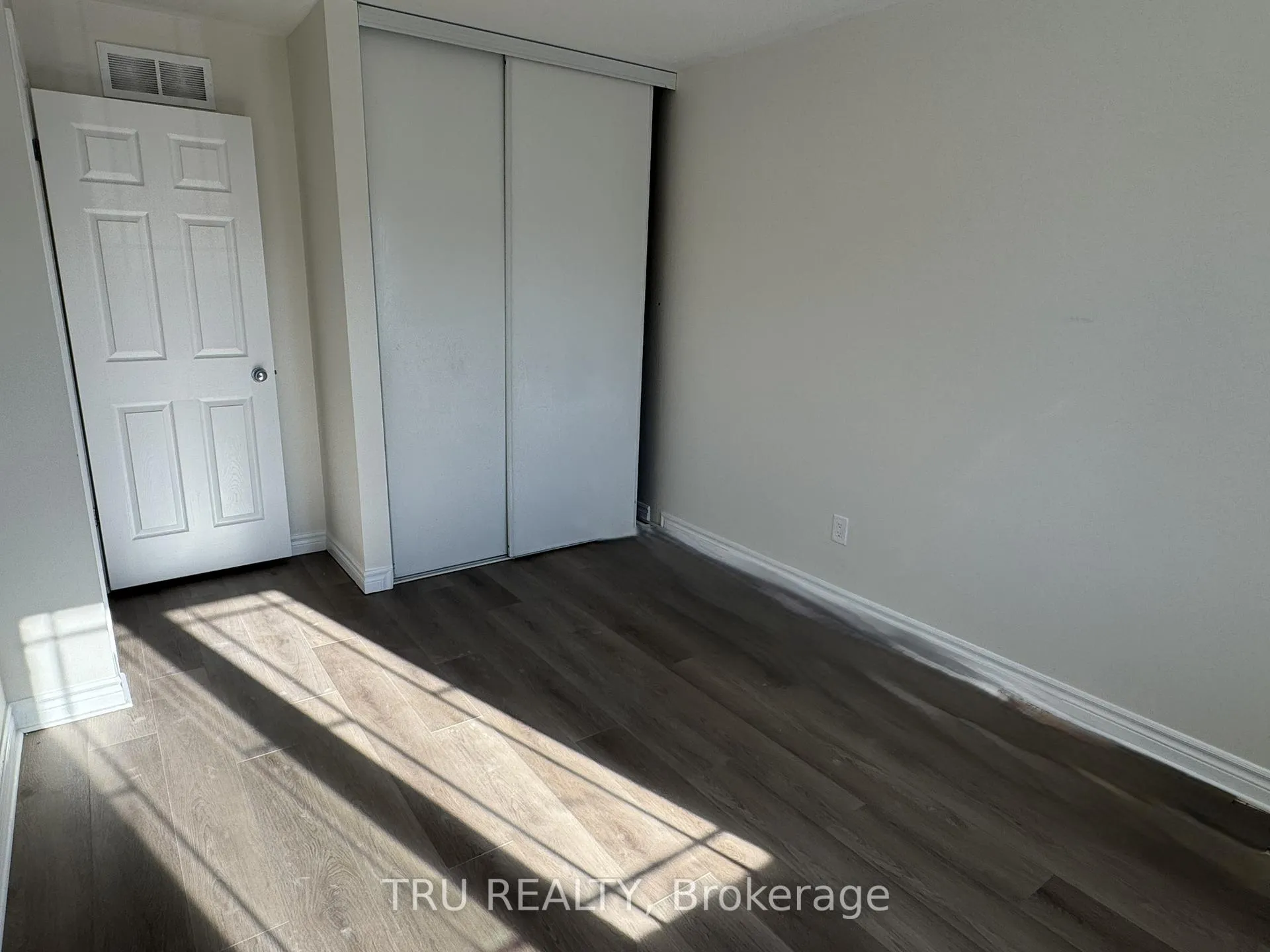 Photo 11 of 247 Hunterbrook Street, Ottawa, Kanata - Morgan's Grant/South March — HOMEH