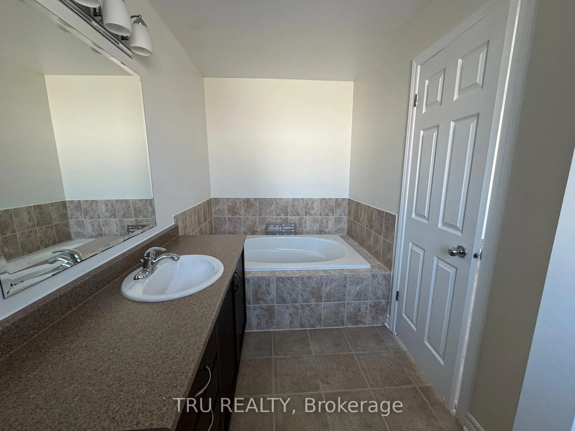 Photo 15 of 247 Hunterbrook Street, Ottawa, Kanata - Morgan's Grant/South March — HOMEH