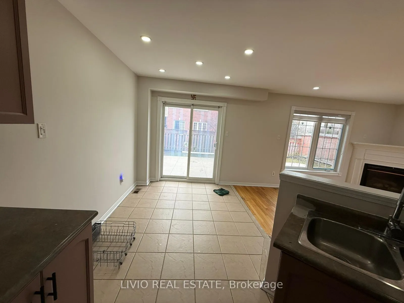 Photo 8 of 55 Peachleaf Crescent, Brampton, Fletcher's Meadow — HOMEH