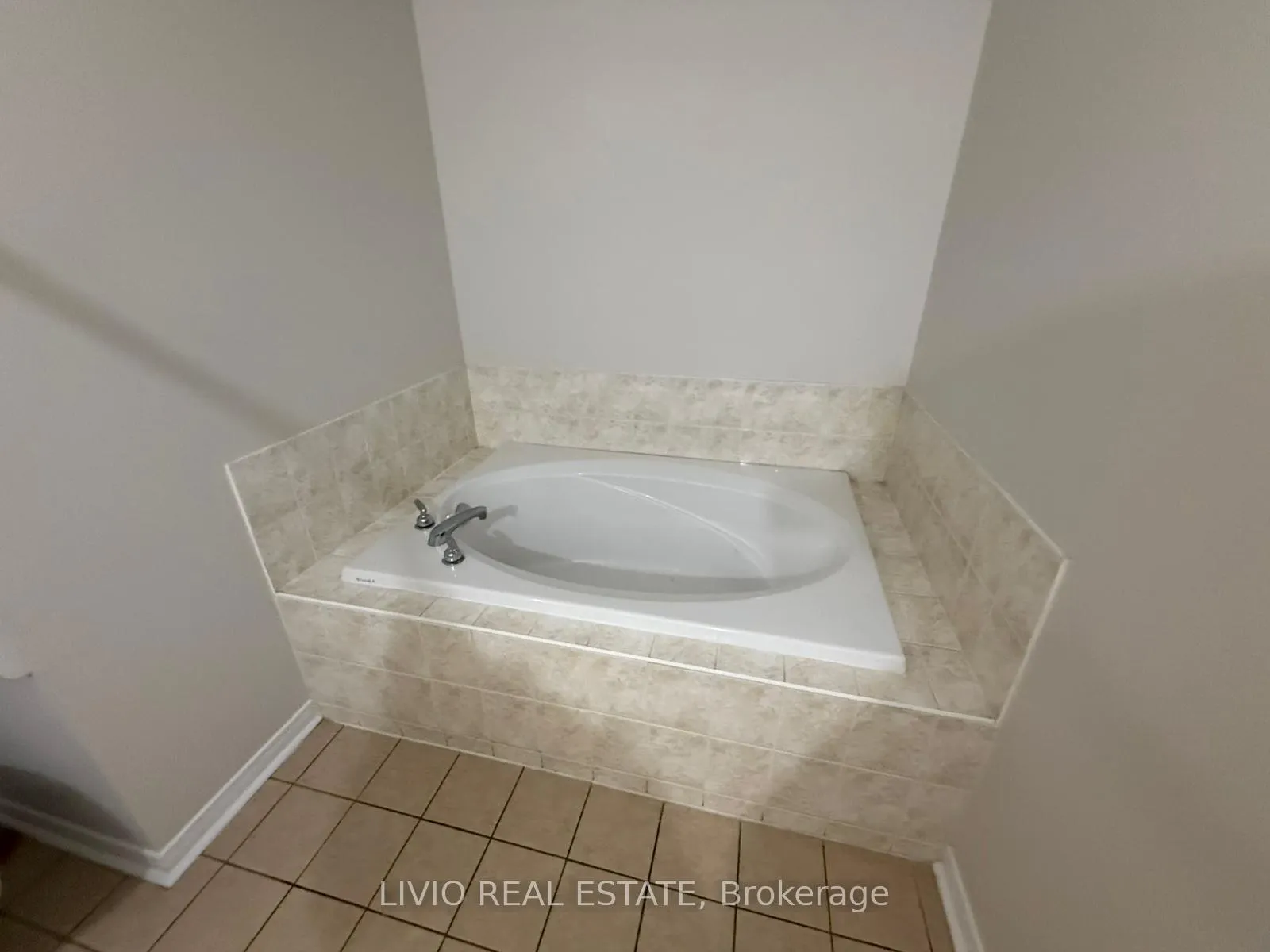 Photo 13 of 55 Peachleaf Crescent, Brampton, Fletcher's Meadow — HOMEH