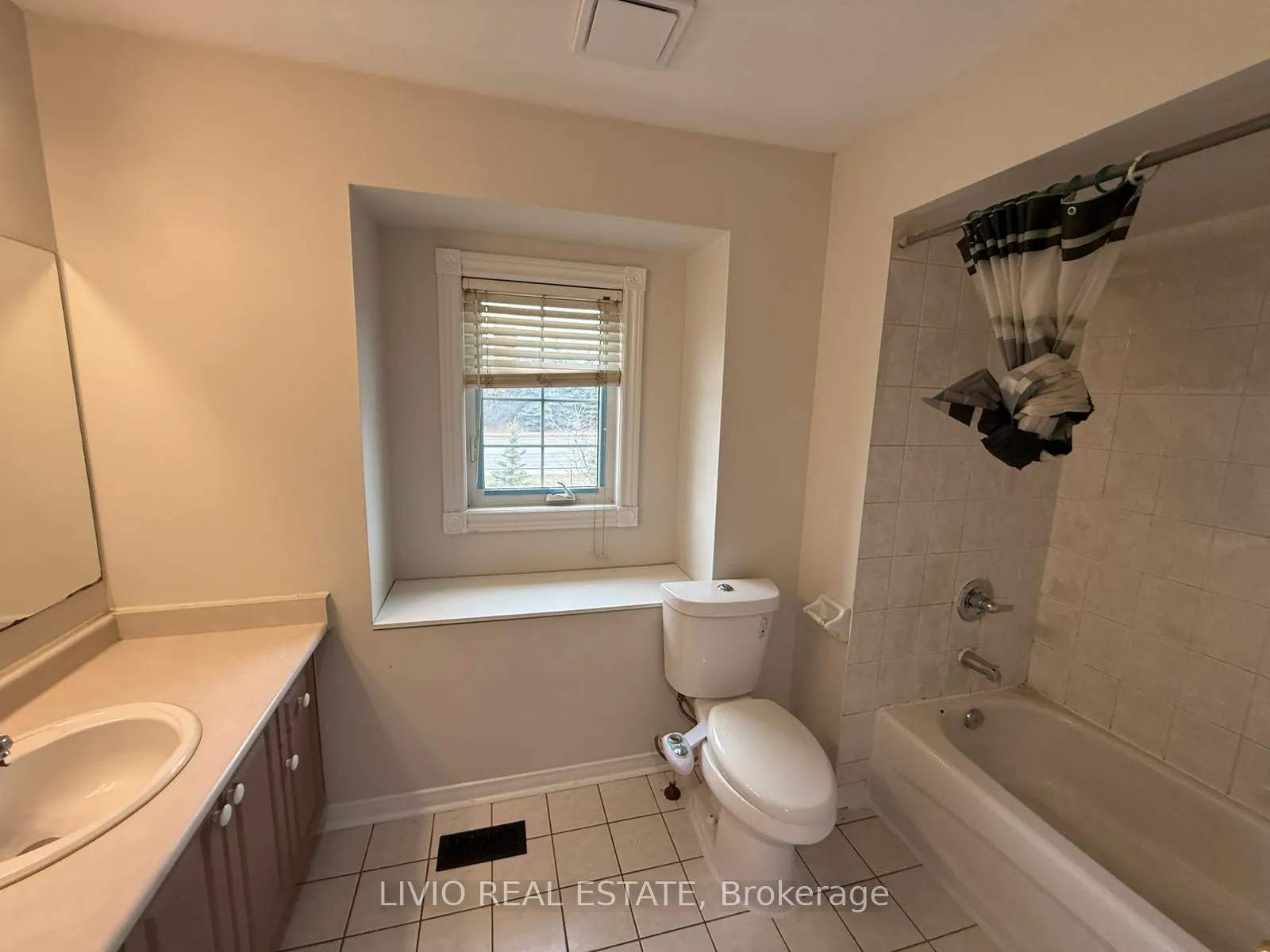 Photo 16 of 55 Peachleaf Crescent, Brampton, Fletcher's Meadow — HOMEH