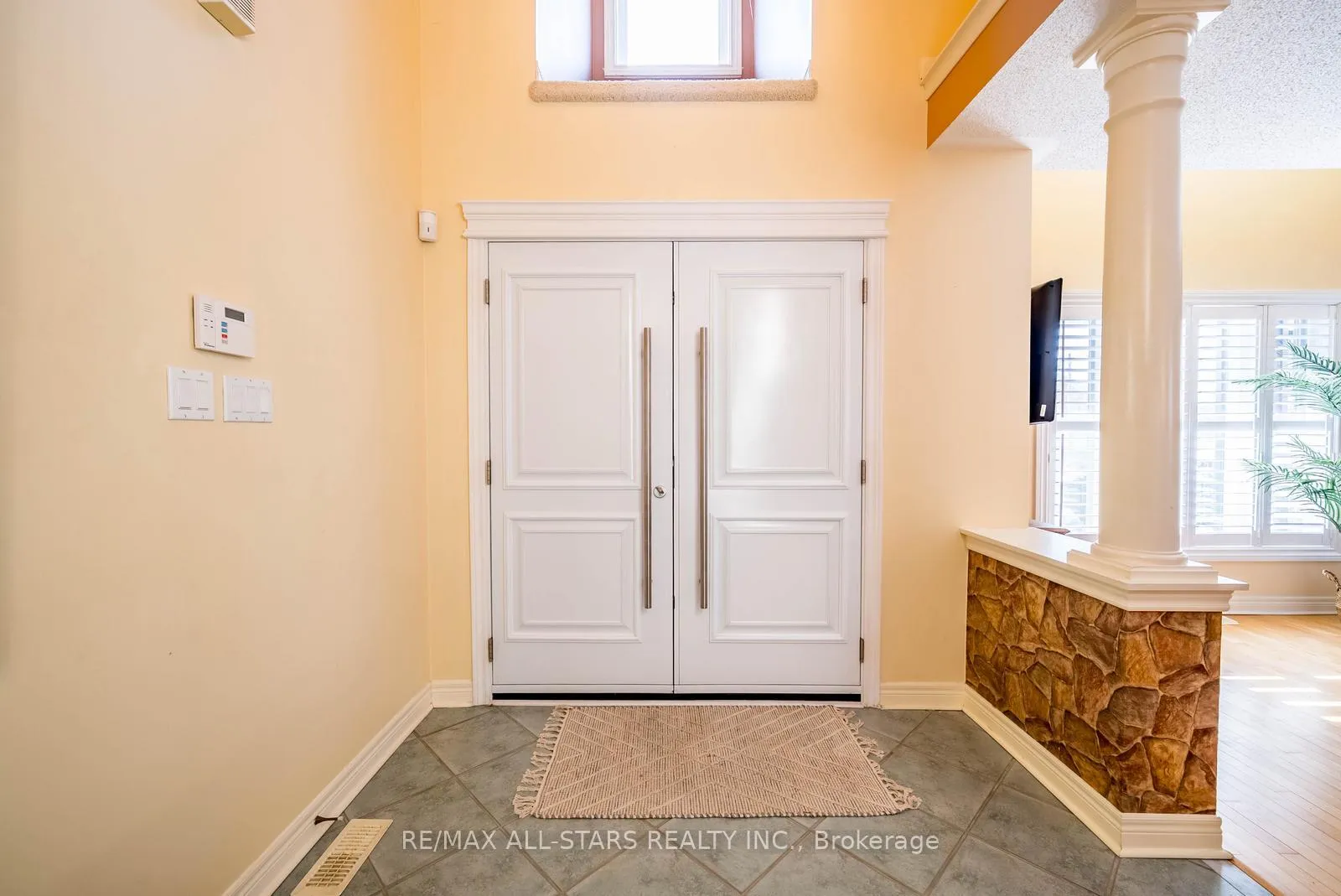 Photo 8 of 102 Dawnhill Avenue, Oshawa, McLaughlin — HOMEH