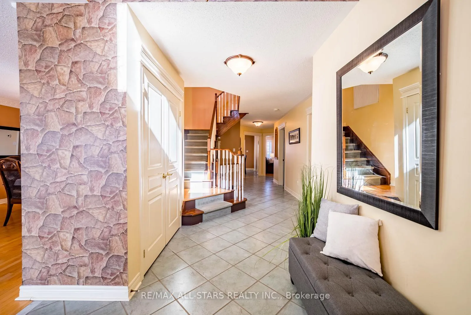 Photo 9 of 102 Dawnhill Avenue, Oshawa, McLaughlin — HOMEH