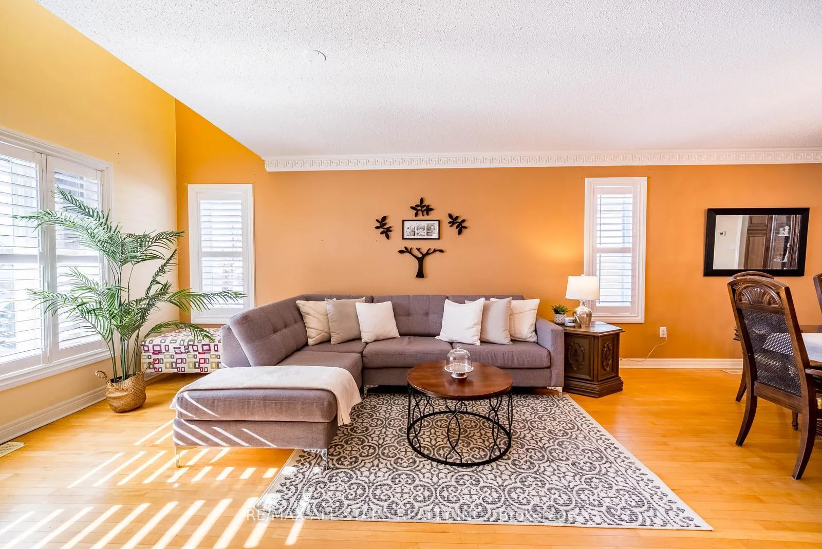 Photo 10 of 102 Dawnhill Avenue, Oshawa, McLaughlin — HOMEH
