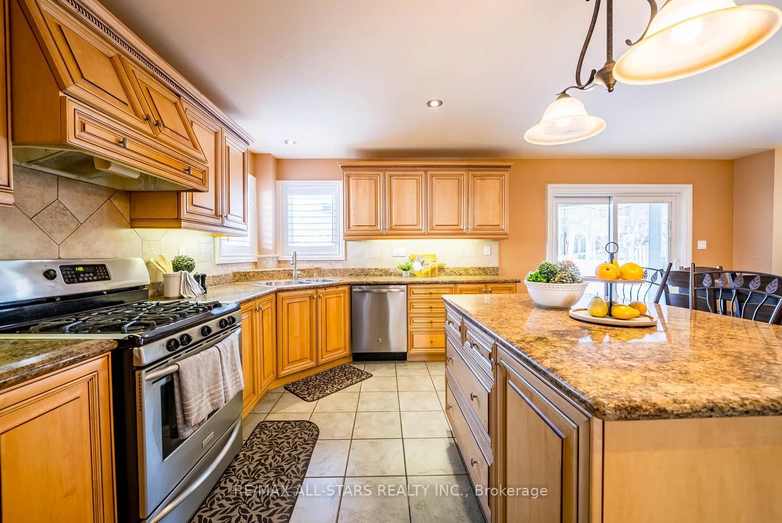 Photo 18 of 102 Dawnhill Avenue, Oshawa, McLaughlin — HOMEH