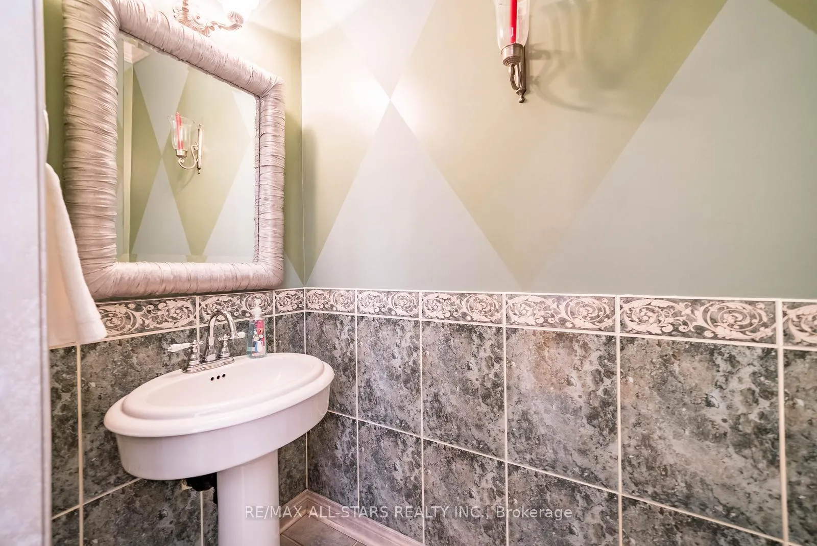 Photo 25 of 102 Dawnhill Avenue, Oshawa, McLaughlin — HOMEH