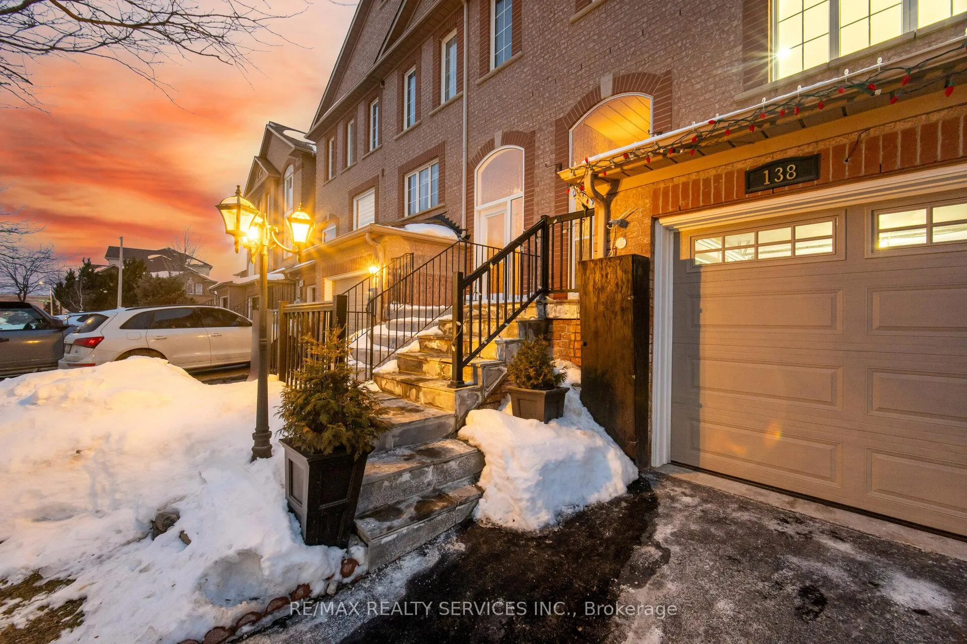 Photo 3 of 138 Parktree Drive, Vaughan, Maple — HOMEH