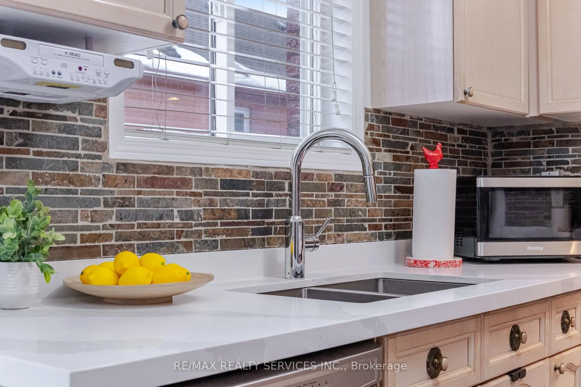 Photo 16 of 138 Parktree Drive, Vaughan, Maple — HOMEH
