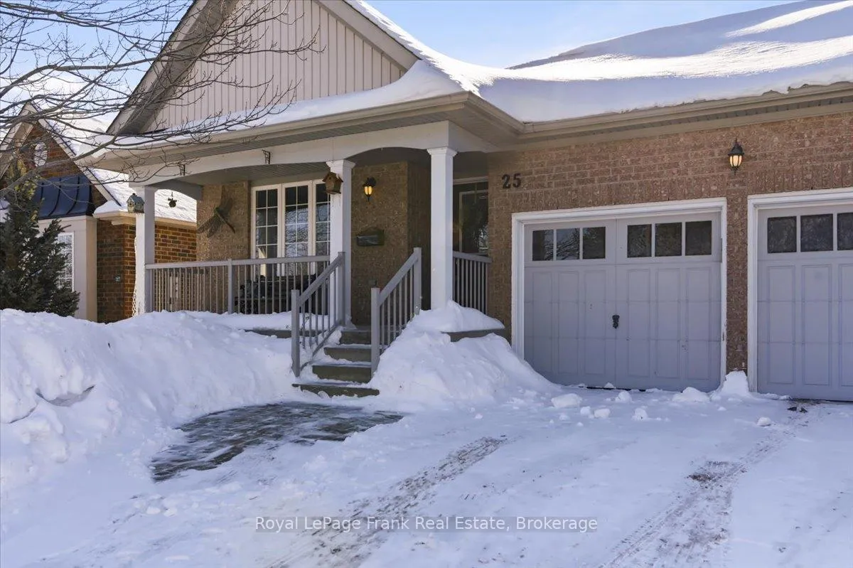 Photo 3 of 25 Apple Tree Crescent, Uxbridge — HOMEH