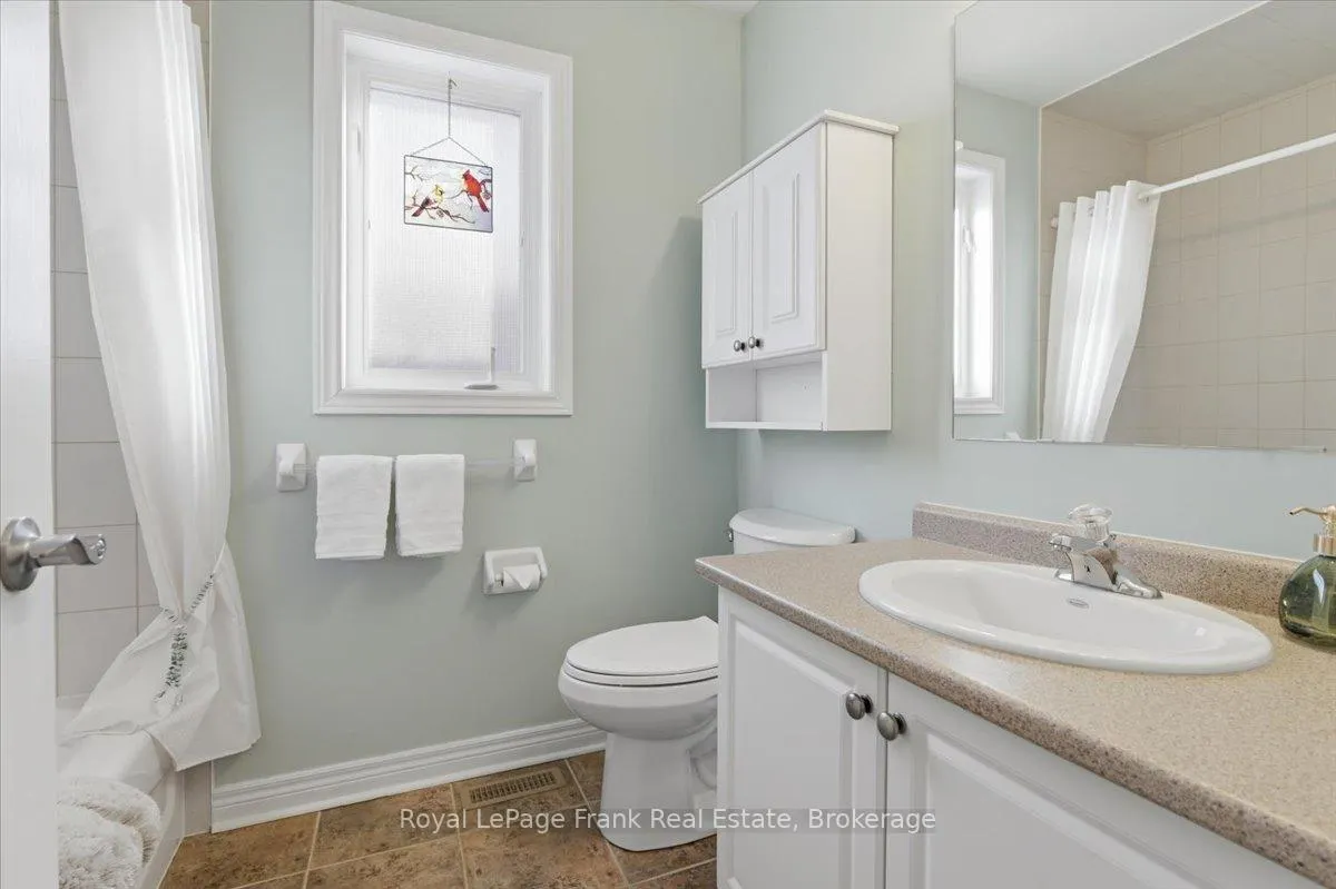 Photo 12 of 25 Apple Tree Crescent, Uxbridge — HOMEH