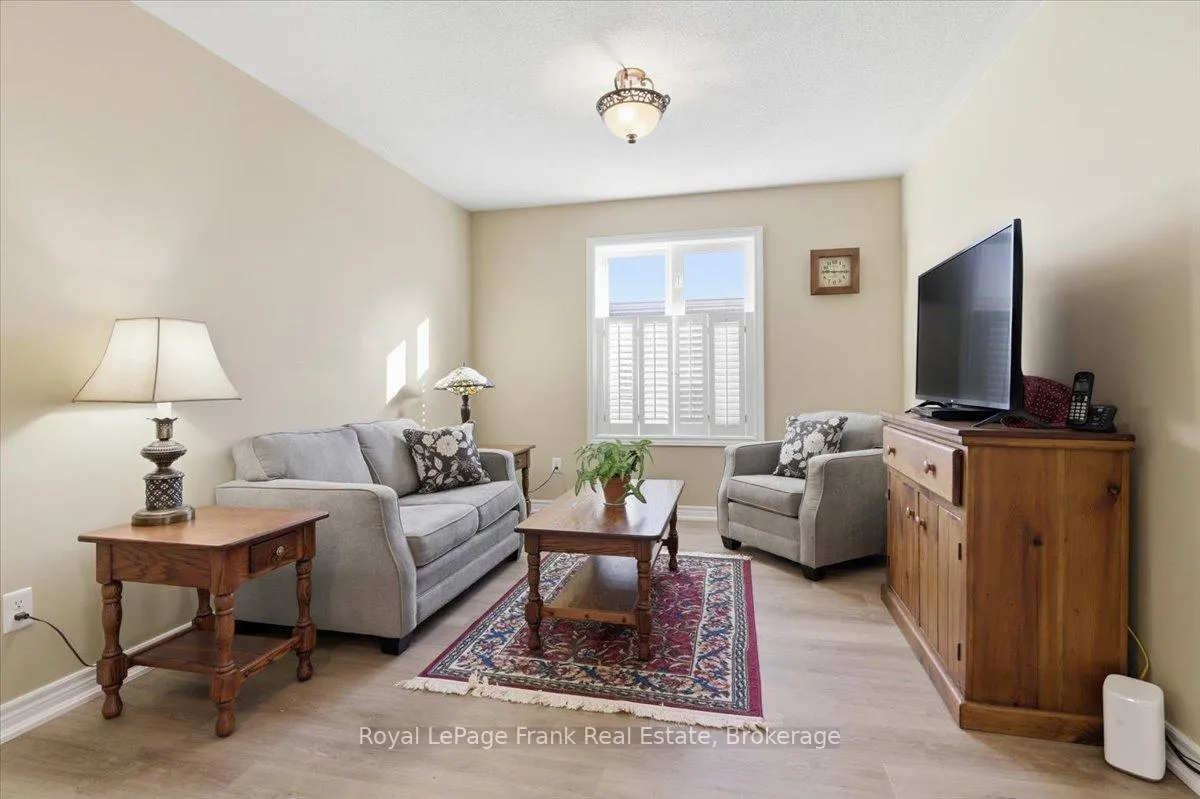 Photo 14 of 25 Apple Tree Crescent, Uxbridge — HOMEH