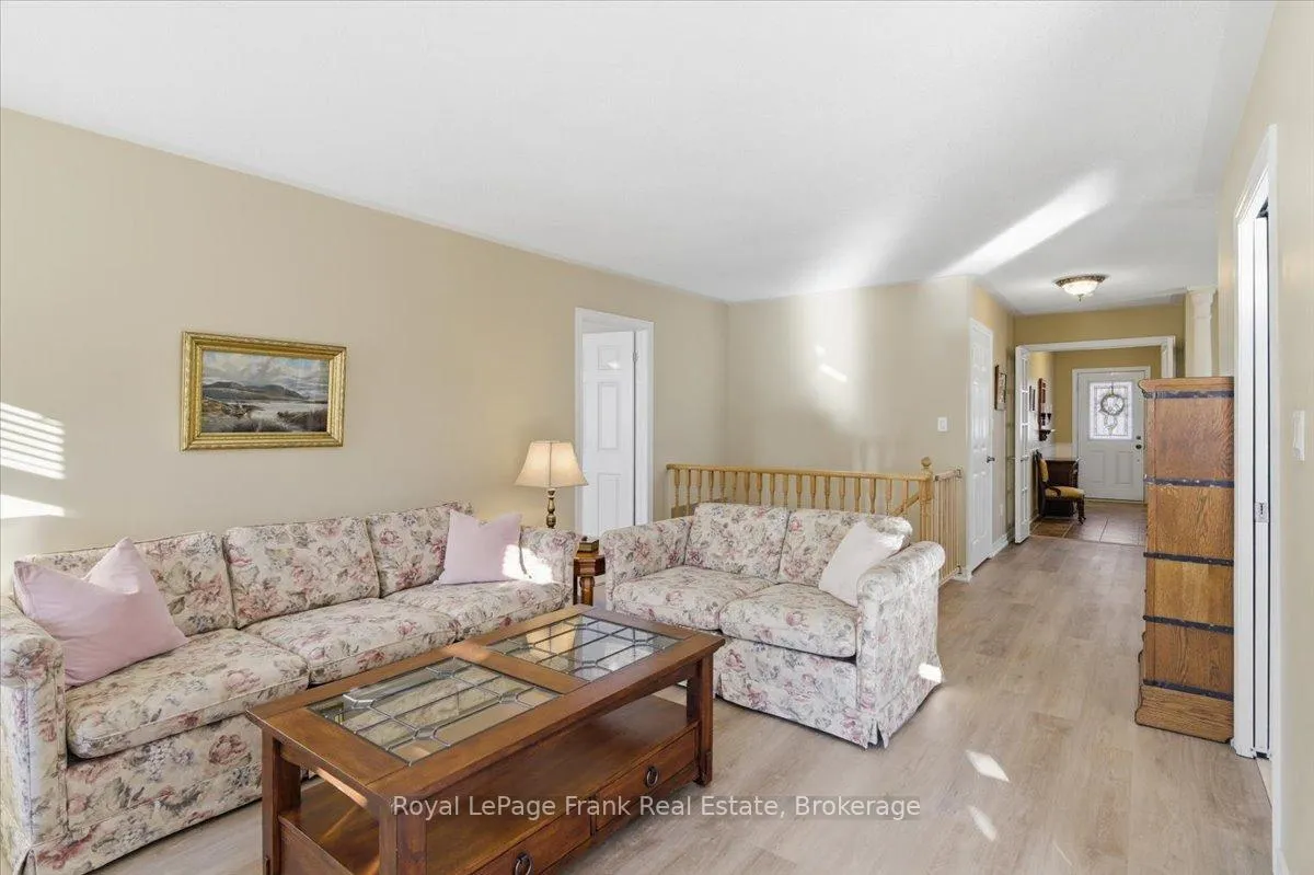 Photo 16 of 25 Apple Tree Crescent, Uxbridge — HOMEH