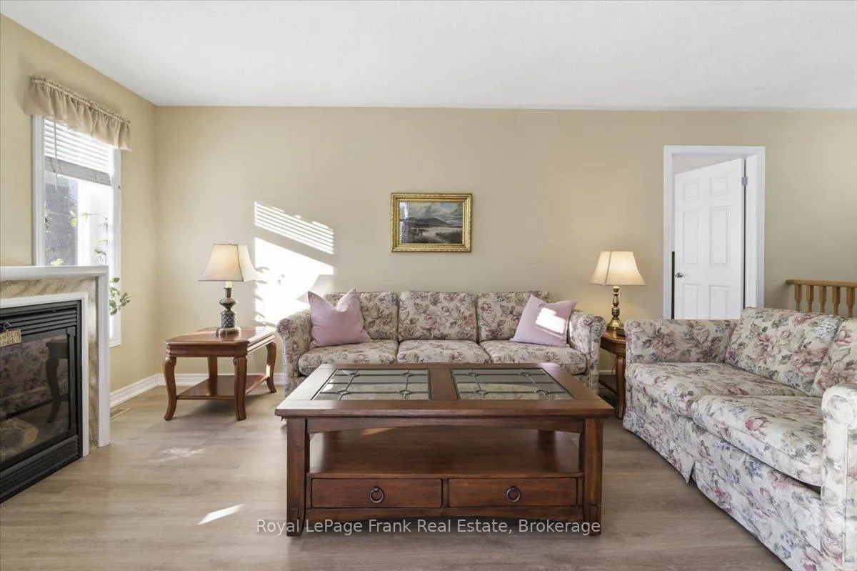 Photo 17 of 25 Apple Tree Crescent, Uxbridge — HOMEH