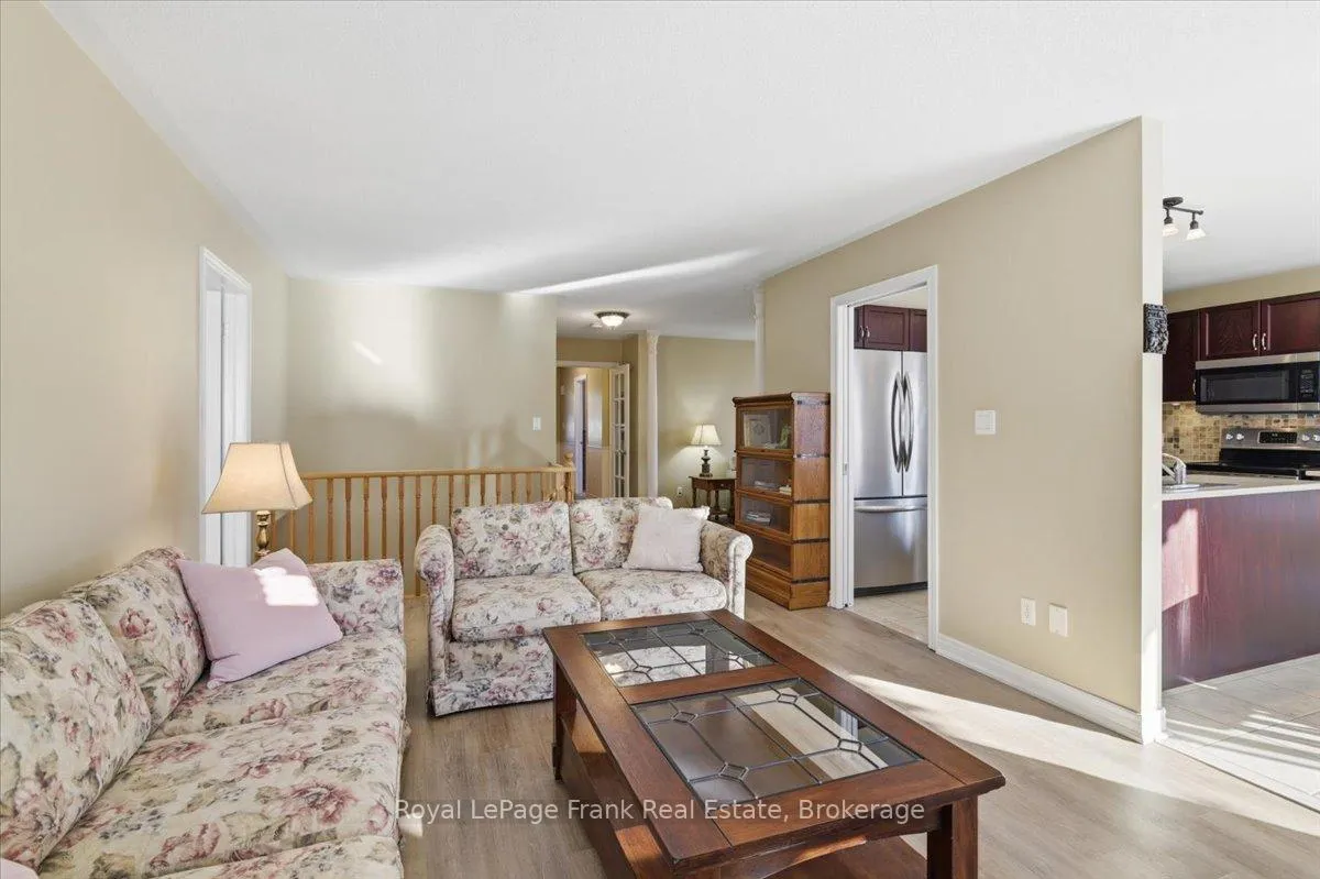 Photo 18 of 25 Apple Tree Crescent, Uxbridge — HOMEH