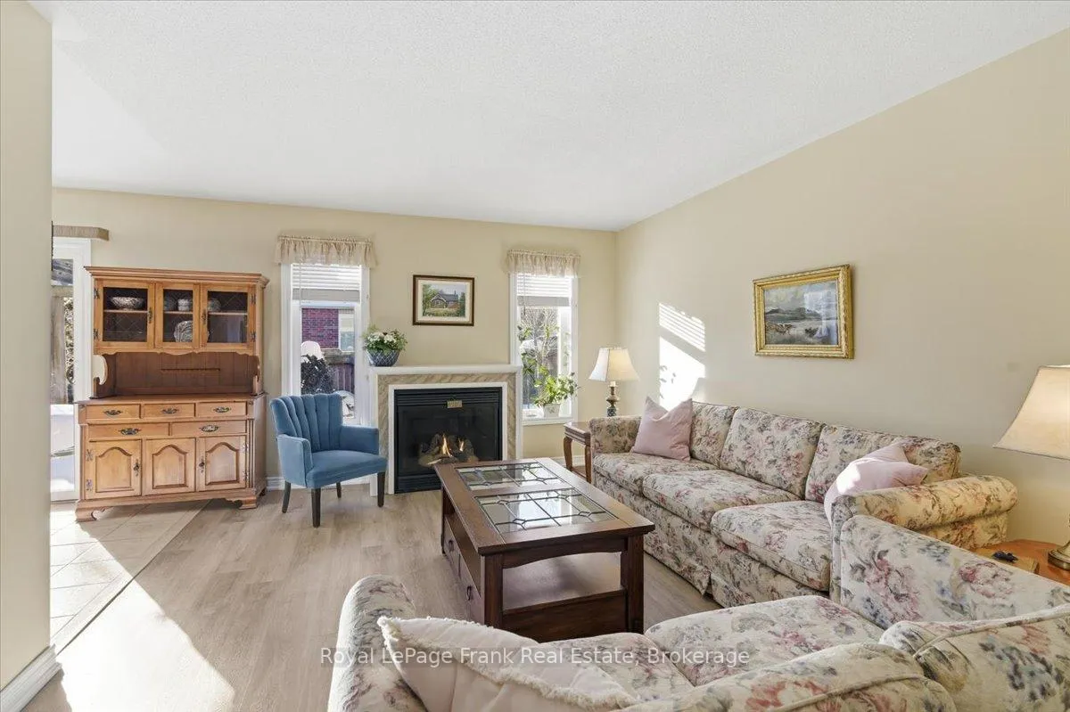 Photo 19 of 25 Apple Tree Crescent, Uxbridge — HOMEH