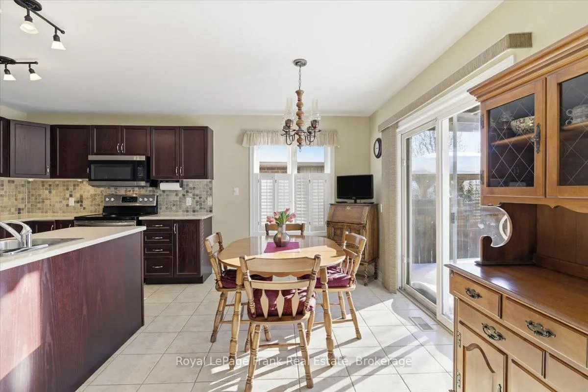 Photo 22 of 25 Apple Tree Crescent, Uxbridge — HOMEH
